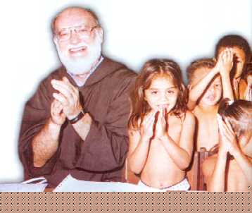 Fra Michele con dei bambini brasiliani